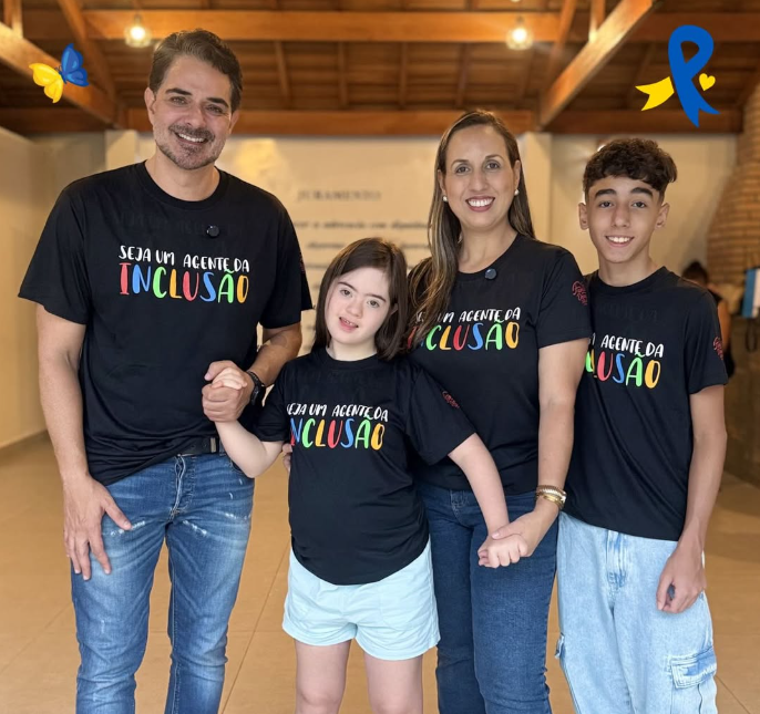 Ortiz Junior com famílias atendidas pela Carreta do Autismo no Vale do Paraíba